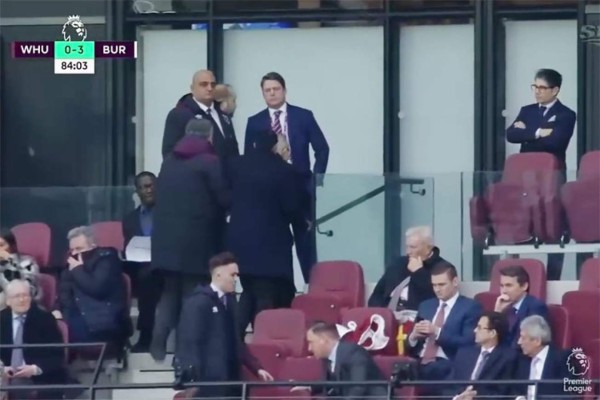 Impactante: Aficionados del West Ham encarar a jugadores y también al dueño