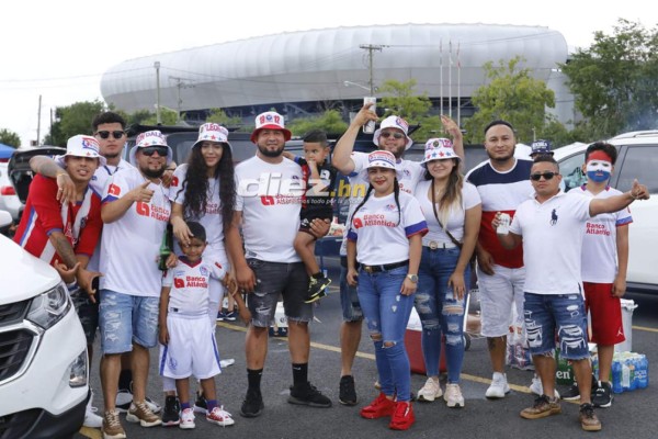 ¡Belleza y colorido! Ambientazo catracho en las afueras del Red Bull Arena para el Olimpia vs. Motagua