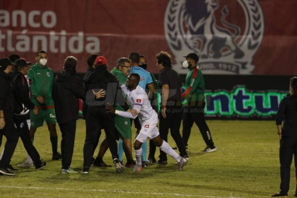 La bronca de Troglio y zafarrancho de Olimpia ante Marathón en el Nacional: ¡botellazo a Techera!