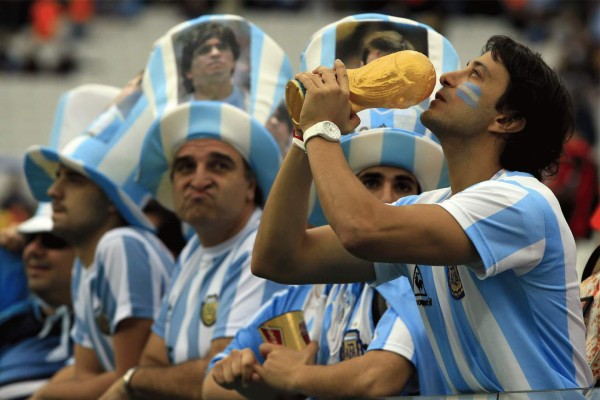 Argentinos y holandeses disfrutando de un gran ambiente en las gradas .