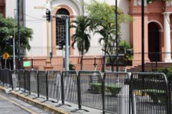 Con cervezas y sin respetar toque de queda absoluto: Las mejores fotos del día en Honduras