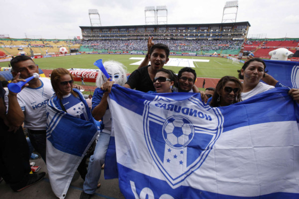 ¡La afición hondureña llenó el estadio Olímpico! .