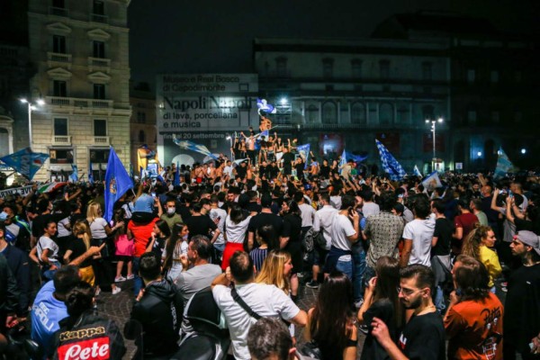 ¿Y el coronavirus? Así fue la polémica celebración de miles de hinchas del Napoli en Italia