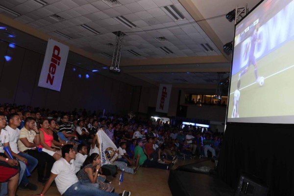 ¡Ambientazo en el Estadio Virtual Diez en la final de la Champions!