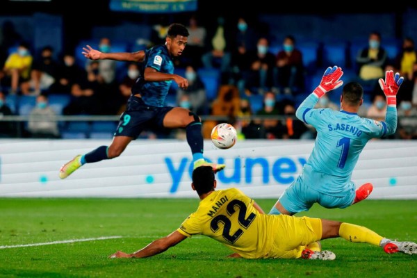 Triplete, euforia total y nuevo festejo: Así fue la brillante actuación del Choco Lozano en el Villarreal-Cádiz