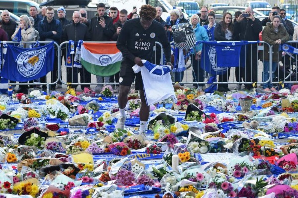 Jugadores del Leicester le rindieron tributo a su presidente en el King Power Stadium