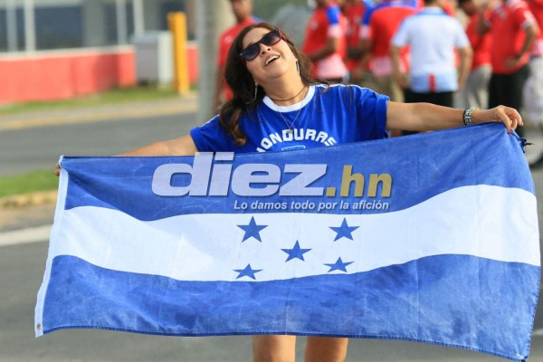 ¡Belleza! Las encantadoras chicas que adornaron el Panamá-Honduras