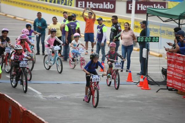 Niños engalaron el comienzo de la Vuelta Ciclística de El Heraldo