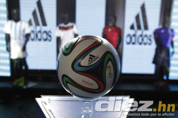 Diunsa presentó el balón oficial del Mundial Brasil 2014.