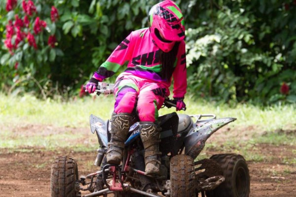 Pamela Guzmán, la tica que acelera a fondo motores y corazones