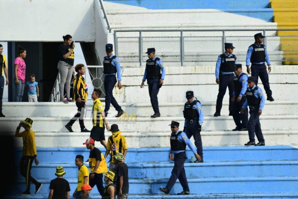 Policías y militares coparon el Olímpico; las provocaciones entre barras no pararon
