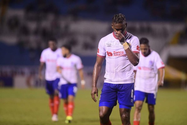 El descontrol de los futbolistas en el Olímpico, delicado momento de Menjívar y el chistoso 'banco' que utilizó Diego Vázquez