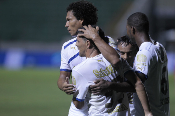 'Goleada de Olimpia al Vida en el estadio Nacional'