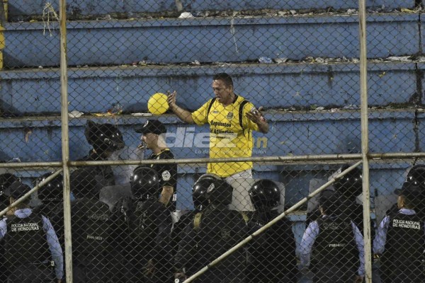 FOTOS: Reclamos, altercados y bombas lacrimógenas en el estadio Morazán