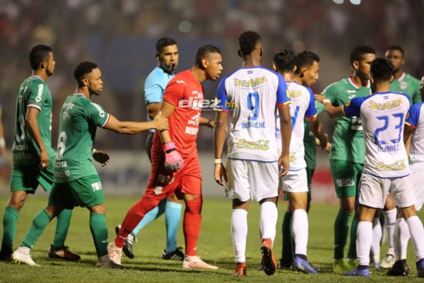 No viste en TV: Bronca, expulsiones y bengalas en el Olimpia-Marathón