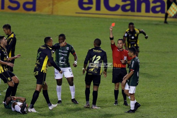 Peleas en las gradas y patadas entre jugadores; así de bravo fue el Real España-Marathón