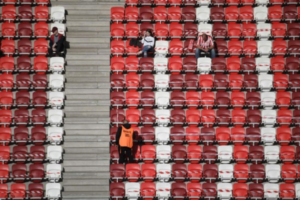 Sin mascarillas y otros sin respetar el distanciamiento: Aficionados vuelven al fútbol en Hungría