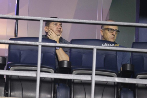 No viste en TV: Bronca, expulsiones y bengalas en el Olimpia-Marathón