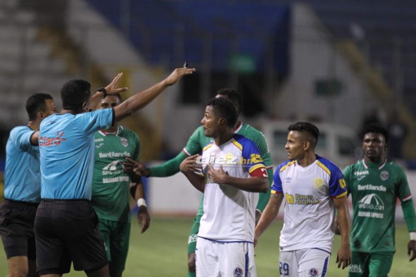 No viste en TV: Bronca, expulsiones y bengalas en el Olimpia-Marathón