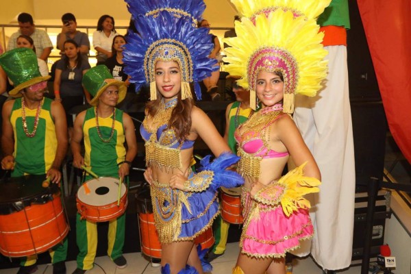 Las hermosas chicas que adornan llegada de Ronaldinho a Honduras