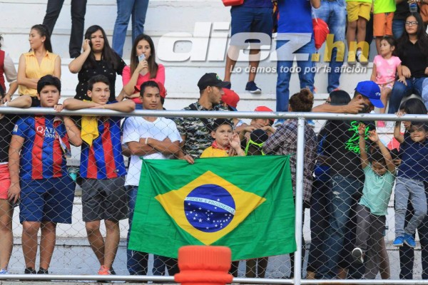 ¡Espectacular! Ronaldinho llevó tremenda felicidad a niños de Honduras