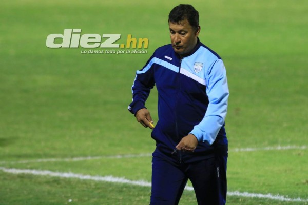 NO SE VIO EN TV: La cábala de Javier Padilla y los besos desde el banquillo