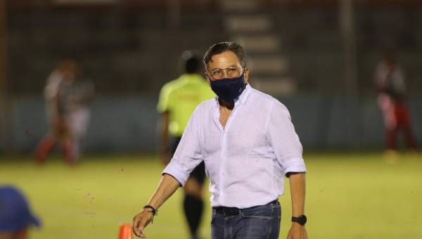 El entrenador del Victoria Salomón Nazar durante el encuentro ante Vida en La Ceiba.