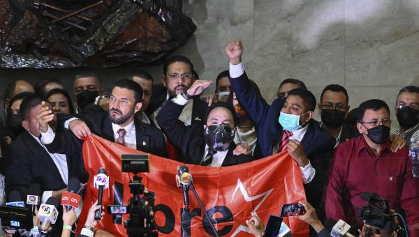 Xiomara Castro expulsó a los diputados de Libre que votaron por Cálix.