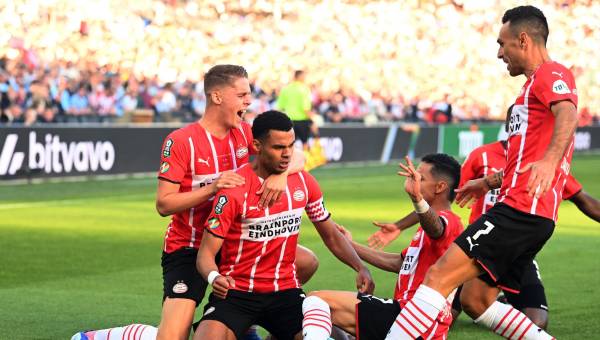 Futbolistas de PSV celebrando uno de sus goles ante Ajax.