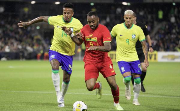 Brazil's defender Eder Militao (L) fights for the ball with Ghana's forward Jordan Ayew (C) during the friendly football match between Brazil and Ghana at the Oceane Stadium in Le Havre, northwestern France on September 23, 2022. (Photo by Lou BENOIST / AFP)