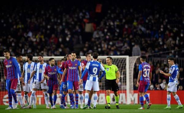 $!Spanish referee Carlos del Cerro Grande (C) speaks with players during the Spanish league football match between FC Barcelona and RCD Espanyol, at the Camp Nou stadium in Barcelona on November 20, 2021. (Photo by Pau BARRENA / AFP)