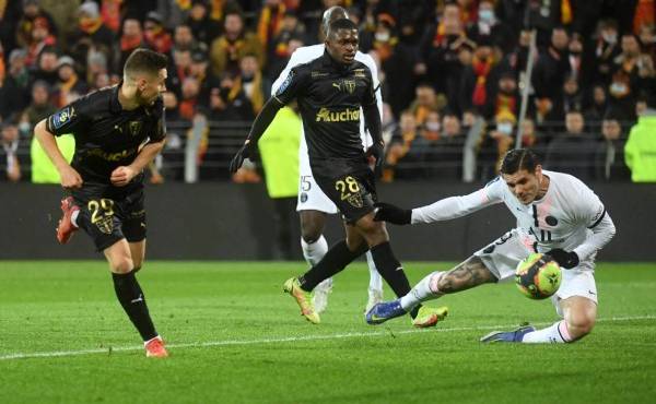 Paris Saint-Germain's Argentinian forward Mauro Icardi (R), Lens' Malian defender Cheick Doucoure and Lens' Polish midfielder Przemyslaw Frankowski (L) fight for the ball during the French L1 football match between RC Lens and Paris Saint-Germain (PSG) at Stade Bollaert-Delelis in Lens, northern France on December 4, 2021. (Photo by François LO PRESTI / AFP)