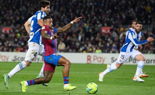 $!Espanyol's Uruguayan defender Leandro Cabrera (L) fights for the ball with Barcelona's Dutch forward Memphis Depay during the Spanish league football match between FC Barcelona and RCD Espanyol, at the Camp Nou stadium in Barcelona on November 20, 2021. (Photo by Josep LAGO / AFP)