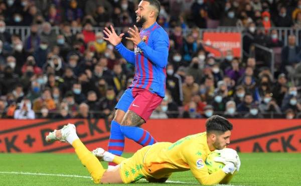 $!Barcelona's Dutch forward Memphis Depay (TOP) reacts to missing a goal opportunity during the Spanish League football match between FC Barcelona and Real Betis at the Camp Nou stadium in Barcelona on December 4, 2021. (Photo by LLUIS GENE / AFP)