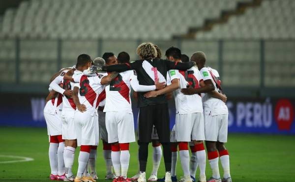 Players of Peru gather before the start of their 2022 FIFA World Cup South American qualifier football match against Brazil at the National Stadium in Lima, on October 13, 2020, amid the COVID-19 novel coronavirus pandemic. (Photo by Daniel APUY / POOL / AFP)