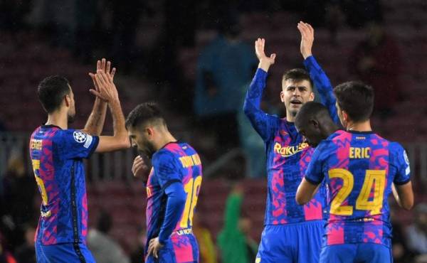 $!Barcelona's players wave to supporters at the end of the UEFA Champions League Group E football match between FC Barcelona and SL Benfica, at the Camp Nou stadium in Barcelona on November 23, 2021. (Photo by LLUIS GENE / AFP)