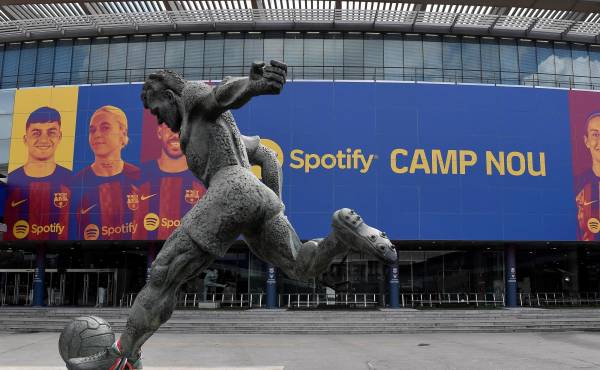 Fotografía tomada este 01 de julio con la imagen de Spotify Technology S.A en el banner del Estadio Camp Nou en Barcelona.