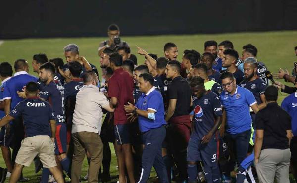 Futbolistas de Motagua después de la oración tras lograr su clasificación a la final del Torneo Clausura 2021-22.