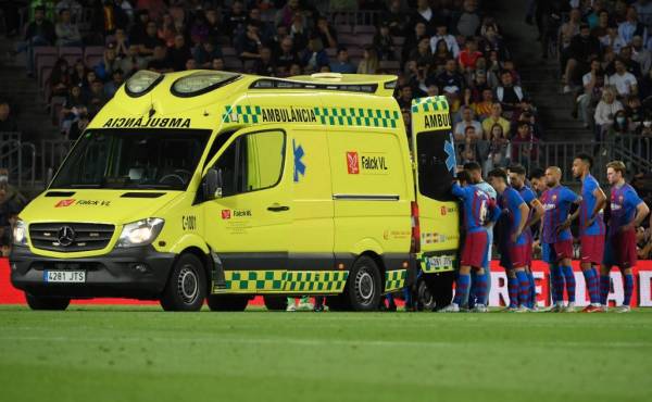 La ambulancia ingresó al terreno de juego para trasladar al jugador del Barca, hubo un silencio en todo el estadio.