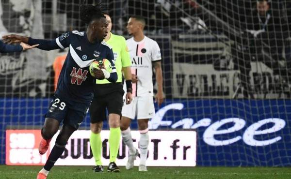 $!Bordeaux's Honduran forward Alberth Elis celebrates after scoring during the French L1 football match between FC Girondins de Bordeaux and Paris Saint-Germain at The Matmut Atlantique Stadium in Bordeaux, south-western France on November 6, 2021. (Photo by Philippe LOPEZ / AFP)