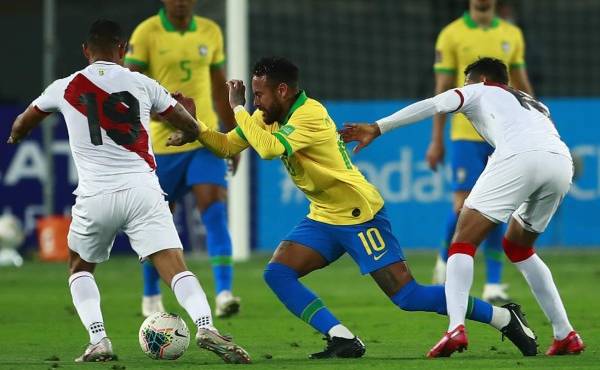 Brazil's Neymar (C) and Peru's Yoshimar Yotun (L) vie for the ball during their 2022 FIFA World Cup South American qualifier football match at the National Stadium in Lima, on October 13, 2020, amid the COVID-19 novel coronavirus pandemic. (Photo by Daniel APUY / POOL / AFP)