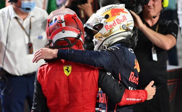 El piloto monegasco de Ferrari, Charles Leclerc (izquierda), saluda al piloto holandés de Red Bull, Max Verstappen (derecha), después del Gran Premio de Fórmula Uno de Arabia Saudita.