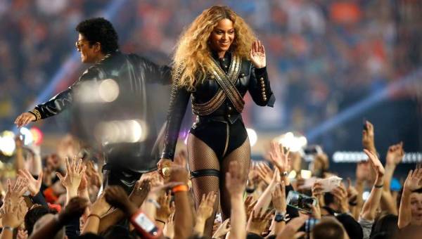 Beyoncé fue una de las invitadas de lujo de Coldplay para el show del medio tiempo en el Super Bowl. Fue un gran espectáculo, donde también estuvo Bruno Mars.