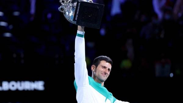 El serbio Novak Djokovic, número uno mundial, se corona campeón del Australia Open por tercer año consecutivo al avasallar al ruso Daniil Medvedev.