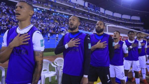 Futbolistas de la Selección de Honduras entonando el Himno Nacional previo al encuentro ante Panamá.