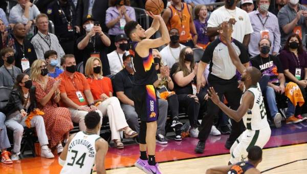 Devin Booker comandó la victoria de los Phoenix Suns ante Milwaukee en el juego dos de las Finales de NBA el jueves.