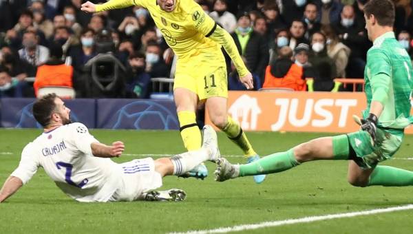 Timo Werner le da baile a la defensa del Real Madrid y le anota el 3-0 en el Bernabéu
