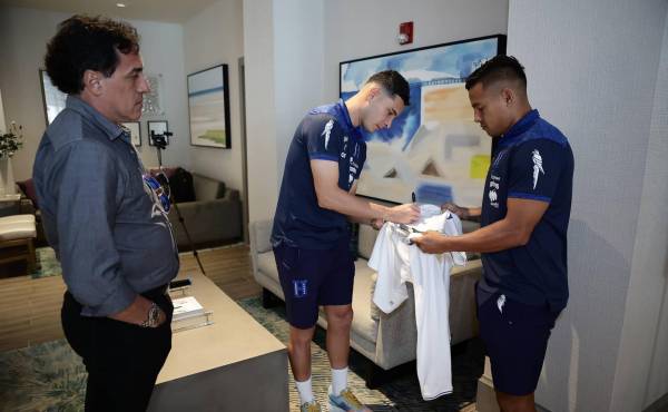 Álvaro Izquierdo aprovechó para que los jugadores le firmarán una camiseta.