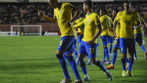 Brazil's Richarlison celebrates after scoring against Bolivia during their South American qualification football match for the FIFA World Cup Qatar 2022 at the Hernando Siles stadium in La Paz on March 29, 2022. (Photo by Jorge Bernal / AFP)