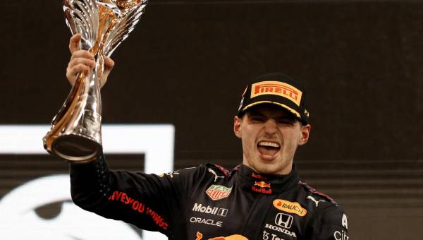 Max Verstappen, nuevo campeón de la Fórmula 1 superando a Lewis Hamilton en la última carrera.